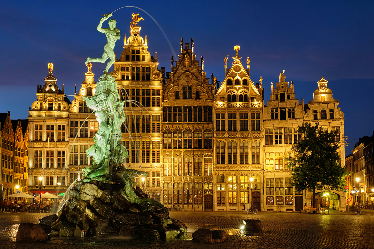Antwerp's Grote Markt and Brabo fountain at night